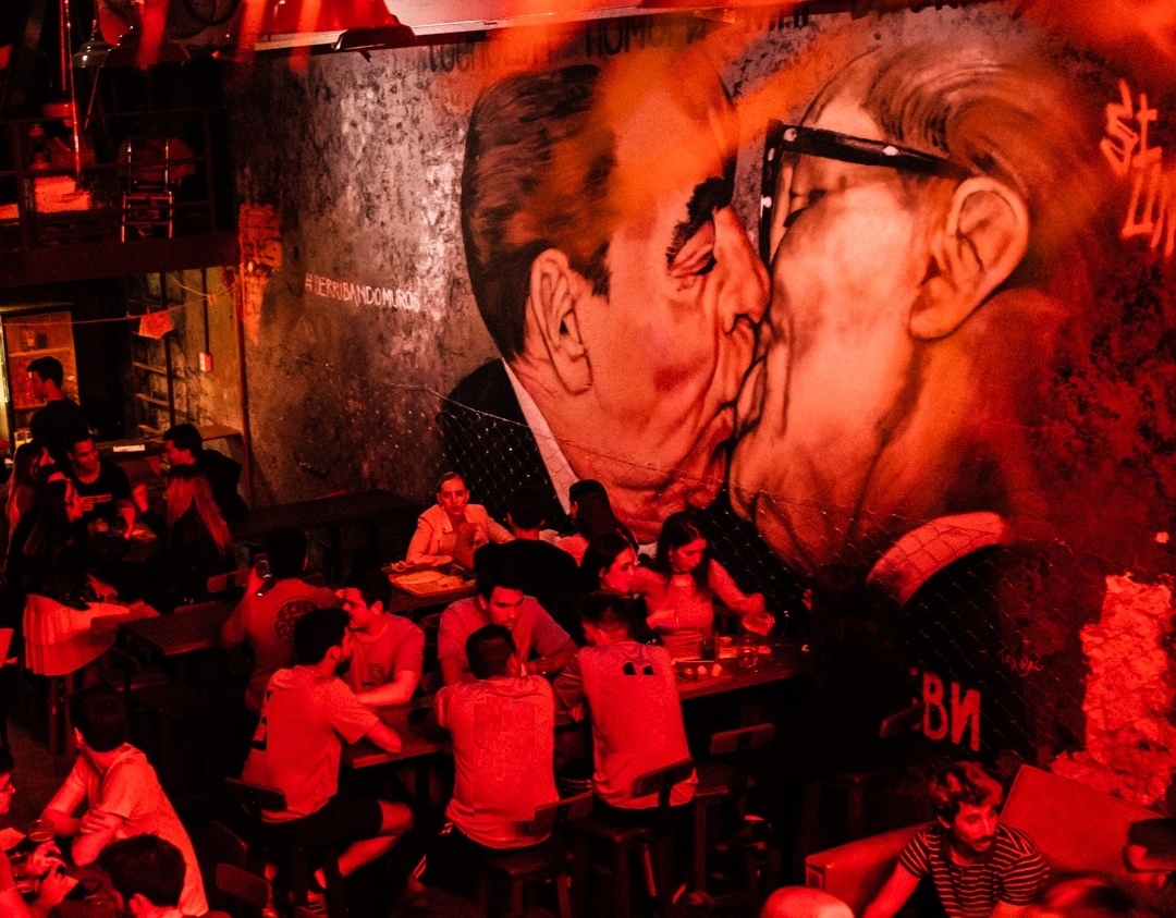 En Buenos Aires: un bar con el ...beso comunista